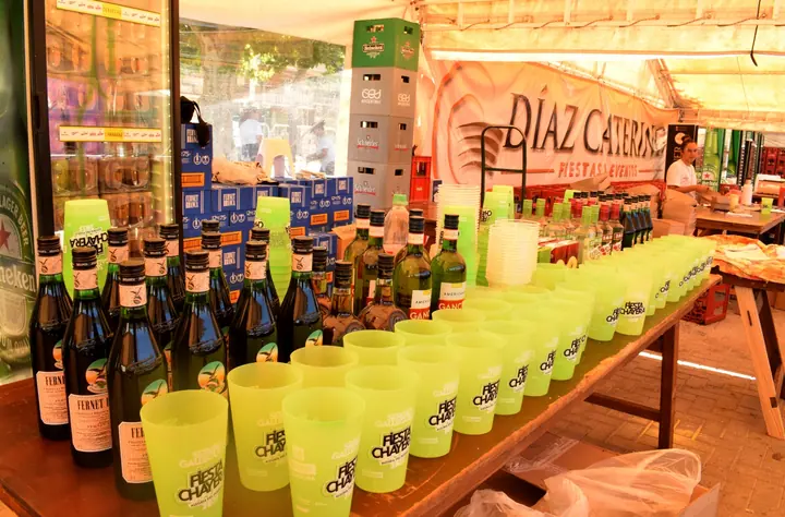 Bar completo preparado para una celebración