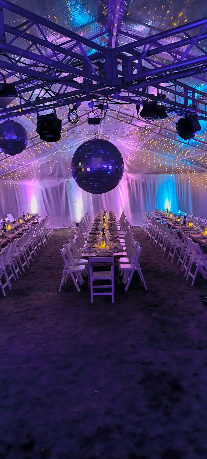 Ambientación con luces y pista para una celebración