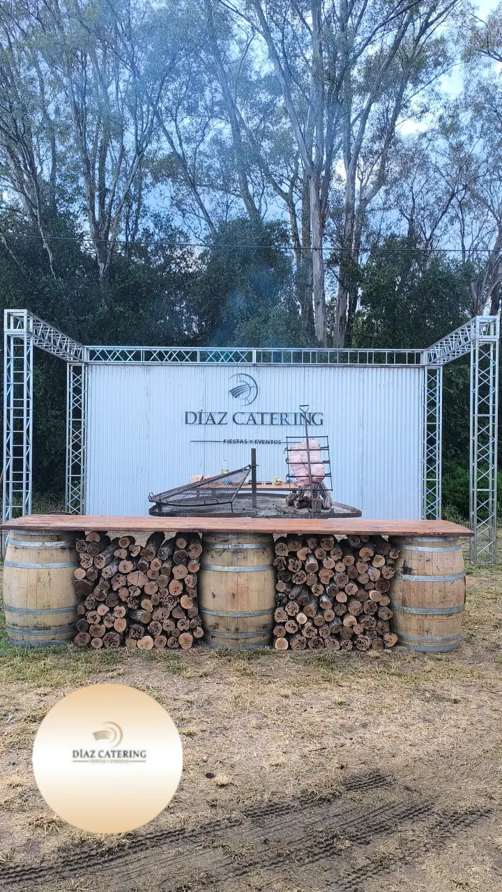 Bar rústico de madera y barriles preparado por Díaz Catering