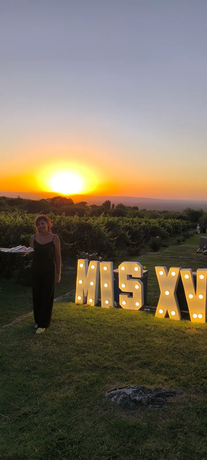 Evento al atardecer en un entorno natural