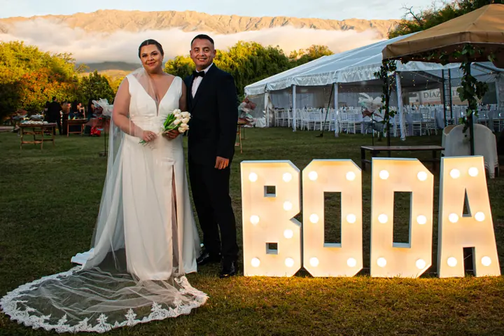 Celebración de boda al aire libre con una carpa de Díaz Catering