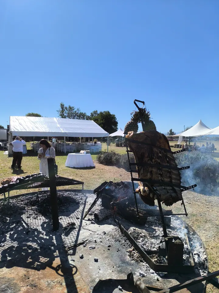 Cocción rústica al fuego durante un evento de campo